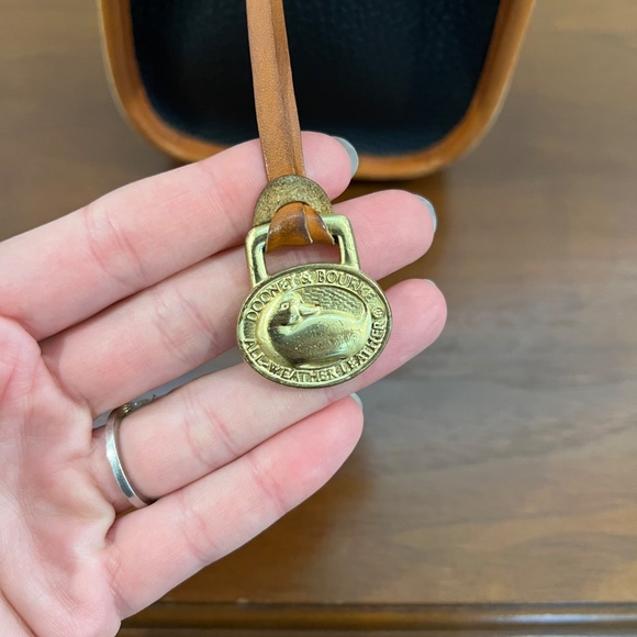 VTG 1990s Dooney & Bourke All Weather Leather Medium Essex Bag Black/Tan Trim - Picture 5 of 16